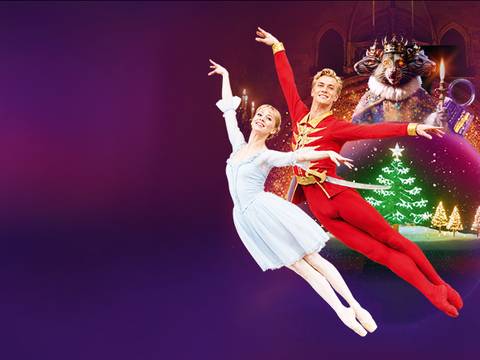  – Zwei tanzende Personen in Ballettposen; rechts Weihnachtsbaum; im Hintergrund große Maus mit Krone und Trommel in einer Schneekugel.