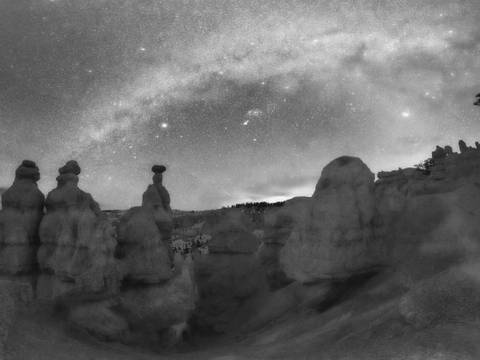 Zu den Sternen: Die Milchstraße über dem Bryce Canyon in Utah – Landschaft mit Felsformationen bei Nacht
