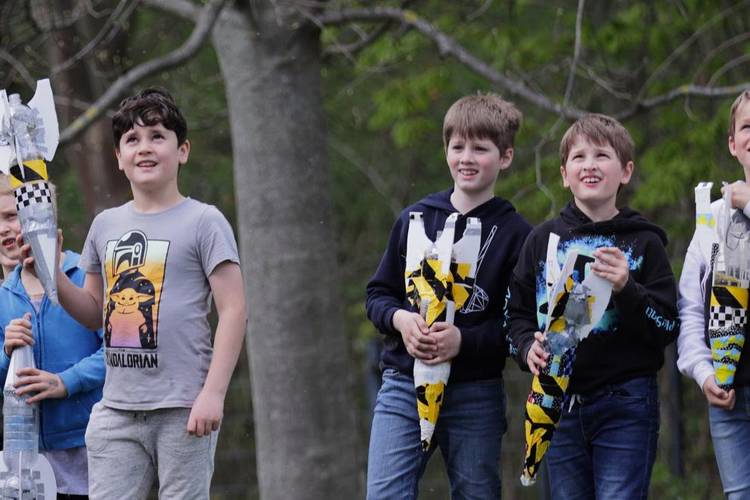 Start von selbstgebauten Wasserraketen bei den Weltall-Forscher-Ferien an der Archenhold-Sternwarte | Bild – Start von selbstgebauten Wasserraketen bei den Weltall-Forscher-Ferien an der Archenhold-Sternwarte | Bild © Pedro Becerra