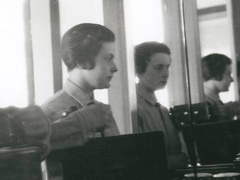 Ise Gropius, Selbstporträt im Spiegel im Meisterhaus in Dessau, 1926
