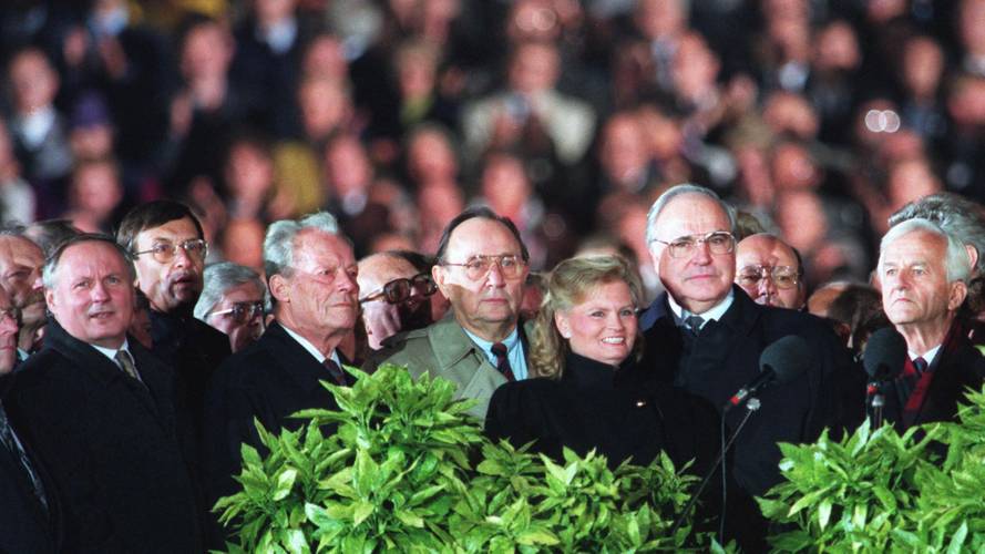 Ehrentribüne bei der Feier zum Tag der Deutschen Einheit vor dem Reichstag in Berlin, 3. Oktober 1990. – Ehrentribüne bei der Feier zum Tag der Deutschen Einheit vor dem Reichstag in Berlin, 3. Oktober 1990.