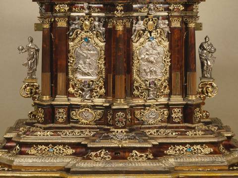 Kabinettschränkchen, Augsburg, um 1705 – Holzschrein mit goldenen und silbernen Verzierungen und Figuren. Reliefs mit Szenen und Edelsteinen geschmückt. Barockstil. Keine Schrift sichtbar.