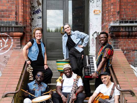 Massa Dembele mit Band