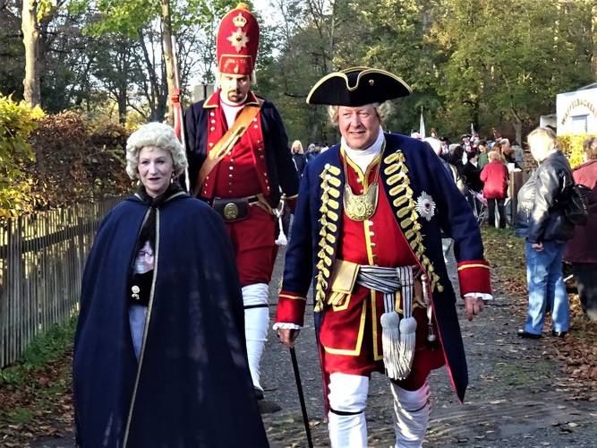 Zum Hubertusfest am Jagdschloss Stern: König Friedrich Wilhelm I. (alias Mike Sprenger) und Königin Sophie Dorothea (alias Manuela Sprenger) – Mike Sprenger als König Friedrich Wilhelm I. und Manuela Sprenger als Königin Sophie Dorothea, dahinter ein „Langer Kerl“