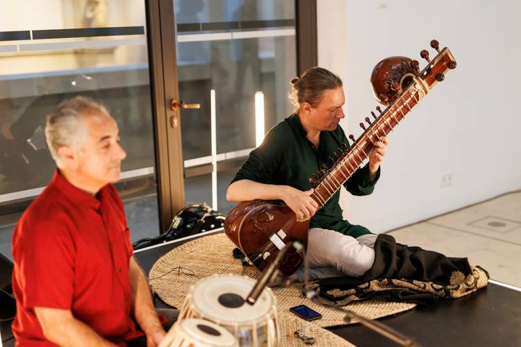 Nacht-Ragas auf Sitar und Tabla bei der Lange Nacht der Museen 2024 im Humboldt Forum – Zwei Musiker
