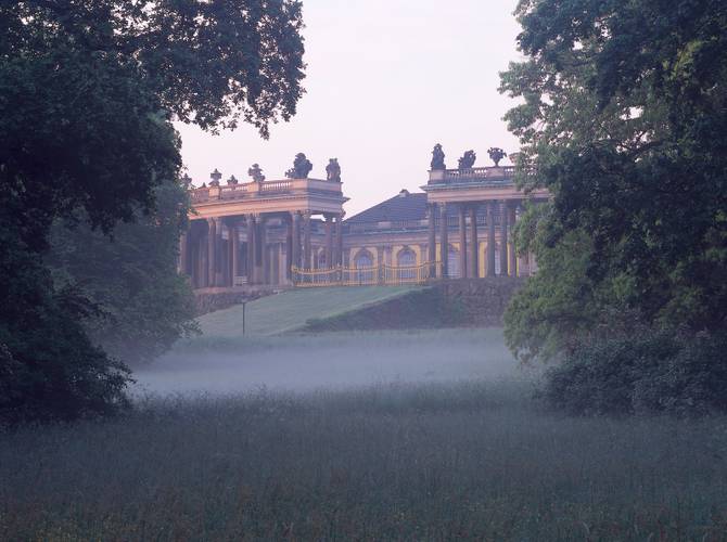 Schloss Sanssouci, Kolonnaden von der Straße aus – Schloss Sanssouci, Kolonnaden von der Straße aus, Morgenstimmung