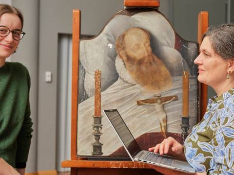 Marie Becker (li.) und Kerstin Krainer (re.) vor dem Gemälde Bildnis eines toten Mannes von Bartholomäus Bruyn d. J. während der Restaurierung.