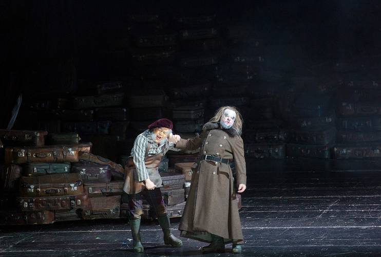 Das Rheingold – Ya-Chung Huang als Mime, Jordan Shanahan als Alberich Bernd Uhlig
