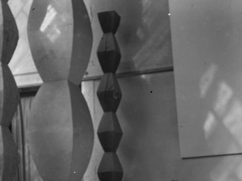 Detail. Constantin Brancusi, Selbstportrait im Atelier, um 1934, Foto: Centre Pompidou, MNAM-CCI/Dist. GrandPalaisRmn,