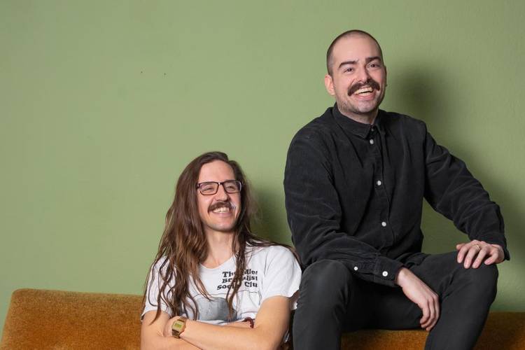 Bild von Lukas Diestel und Jonathan Löffelbein auf einem Sofa.