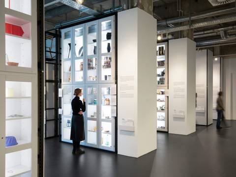 Das Offene Depot in der Leipziger Straße – Eine Besucherin steht vor einer weißen Vitrine der Dauerausstellung
