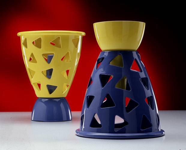 Aus der Serie „A quattro mani“ (Zu vier Händen) mit Alessandro Mendini 2006 Entwurf der Vasen von Linde Burkhardt, Dekore von Alessandro Mendini Keramik Archiv Linde Burkhardt