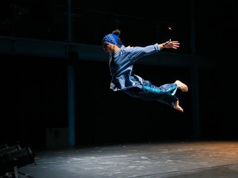 Jhow Mevryck fotografiert von René Löffler – ein Tänzer springt dynamisch in die Luft