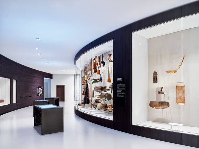 Ausstellungsansicht des Moduls „Klänge der Welt. Erforschung des organisierten Klanges“ des Ethnologischen Museums im Humboldt Forum – Ausstellungsansicht des Moduls „Klänge der Welt. Erforschung des organisierten Klanges“ des Ethnologischen Museums im Humboldt Forum