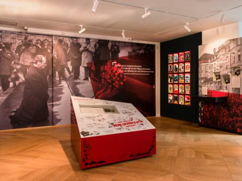 Blick in die Ausstellung WILLY BRANDT – Ausstellung WILLY BRANDT: Themenstation „Demokratie“ vor Bild von Willy Brandts Kniefall von Warschau