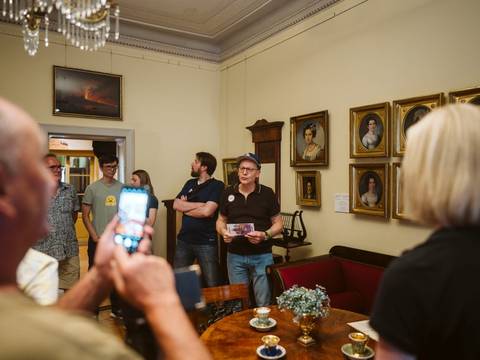 Kurator Jan Mende führt durch das Museum Knoblauchhaus. – Kurator Jan Mende führt durch das Museum Knoblauchhaus