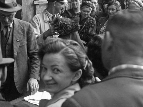 Bürger bei einer Versteigerung jüdischen Eigentums in der Gegend von Hanau, 1942 (Fotoausschnitt)