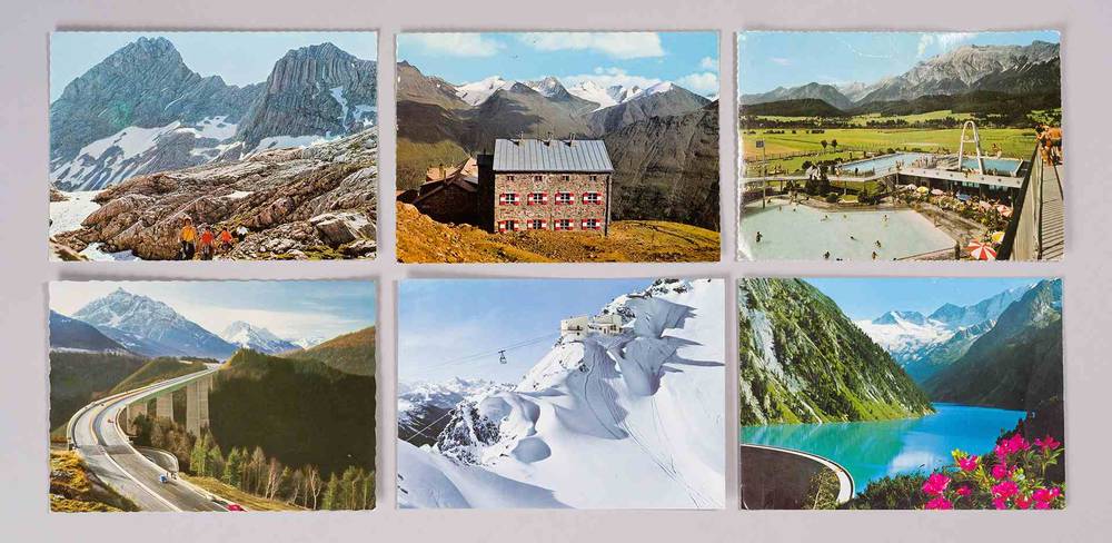Tiroler Postkarten aus der Sammlung des MEK – Sechs Postkarten mit Alpenmotiven: Berge, Berghütte, Schwimmbad, Autobahnbrücke, Skigebiet, Stausee mit Blumen im Vordergrund.