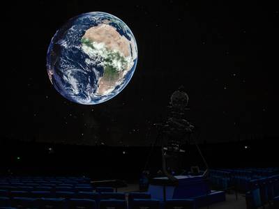  – Aufnahme der Erde im Planetariumssaal des Planetarium am Insulaner der Stiftung Planetarium Berlin.