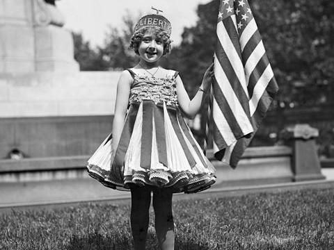  – Kostümiertes Mädchen mit US-Flagge