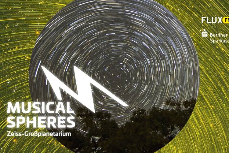 KV musical spheres gelb – Keyvisual der Musikreihe musical spheres mit zwei übereinander gelegten langzeitaufnahmen des Sternenhimmels und farblichen Abhebungen.