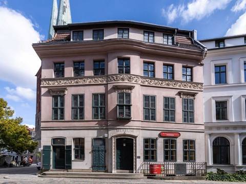 Das Knoblauchhaus gehört zu den wenigen erhaltenen bürgerlichen Häusern des 18. Jahrhunderts in Berlins Mitte. Viele Jahre lang war es ein Treffpunkt für Familienfeste und ein Ort gesellschaftlicher Aktivitäten. – Das Museum Knoblauchhaus in der Frontalansicht