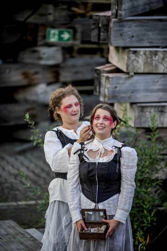 Globe Berlin: Urfaust – Marthe (Astrid Köhler) und Gretchen (Anna Luise Barth)