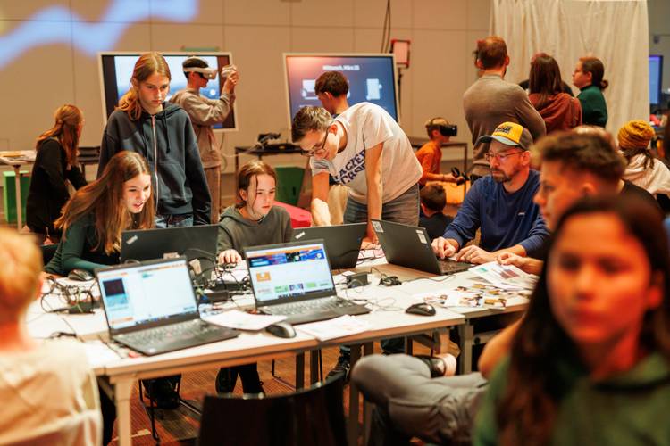 Besucher*innen im Saal 2 beim Code Week Mitmach-Festival 2025. – Besucher*innen im Saal 2 beim Code Week Mitmach-Festival 2025.