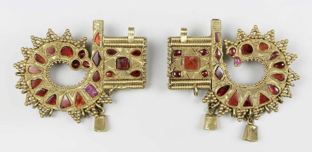 Zwei tierförmige Schmuckstücke, mit roten Steinen und kleinen Goldkügelchen verziert, Region am Schwarzen Meer, 4./5. Jahrhundert n. Chr.
