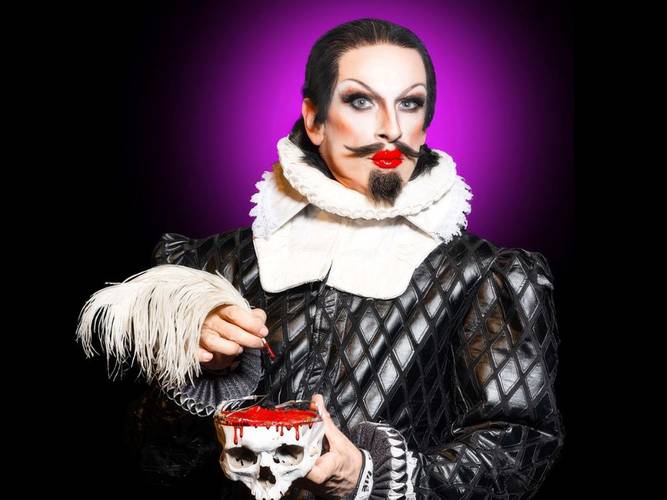 PINK GRIMM: Shakesqueer – God save the Queens – Person in barocker Kleidung mit Feder in der Hand; bemalte Totenkopf-Schale mit roter Flüssigkeit; violetter Hintergrund.