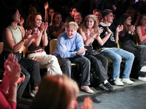 Tanztreffen der Jugend – Junges Publikum lachend und klatschend.