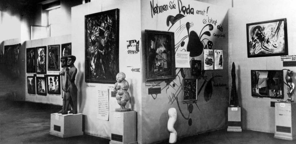 Ausstellung „Entartete Kunst“, München 1937, Dada-Wand. Mitte: Richard Haizmann, „Figur“; ganz rechts: Marg Moll, „Tänzerin“
