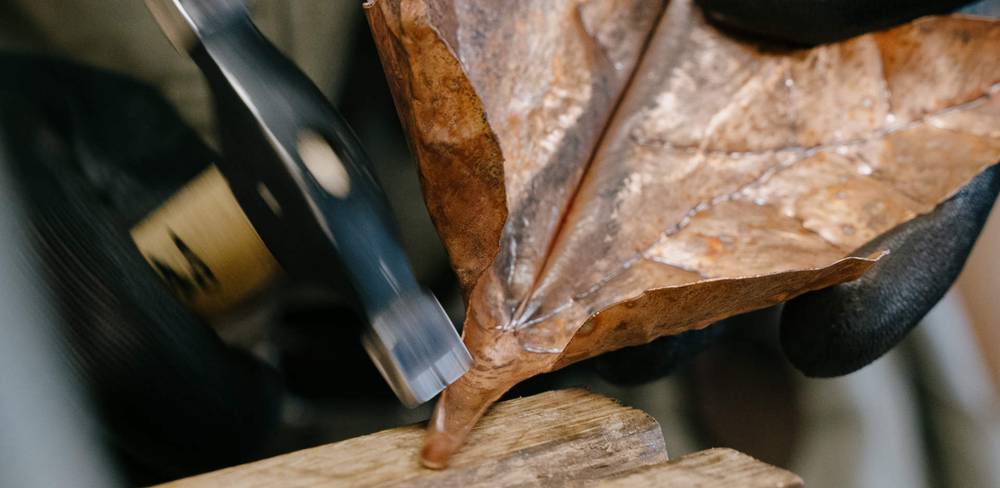 Während einer Residency im englischen Highgrove wurden die Teilnehmenden auch mit modefremden Techniken wie der Metallarbeit vertraut gemacht.