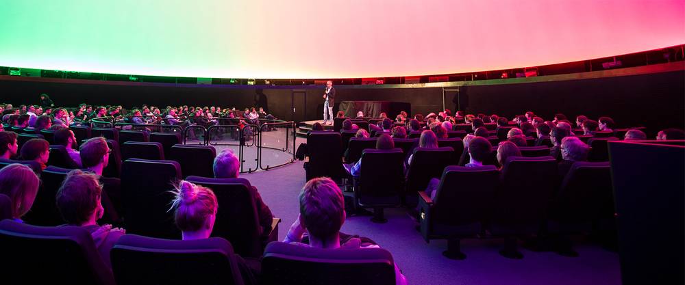 Eine Show der Stiftung Planetariu Berlin, zusehen ist das Innere der Planetariumskuppel.