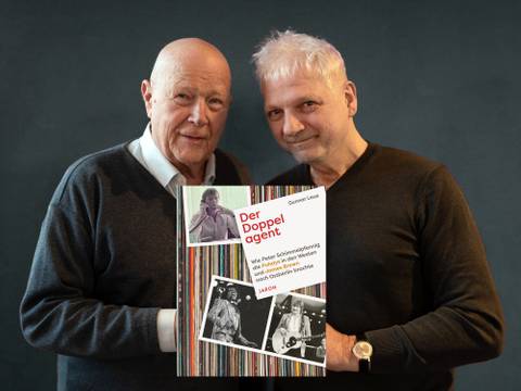 Gunnar Leue & Peter Schimmelpfennig präsentieren: Der Doppelagent. Wie Peter Schimmelpfennig die Puhdys in den Westen und James Brown nach Ostberlin brachte