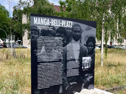 Anstelle des Reichskommissars Gustav Nachtigal, der die Grundlagen für die deutsche Kolonialherrschaft in West-Afrika schuf, wird am Manga-Bell-Platz nun der antikolonialen Widerstandskämpfer:innen Rudolf und Emily Duala Manga Bell gedacht. – Gedenkstele für die antikolonialen Widerstandskämpfer:innen Rudolf und Emily Duala Manga Bell am Manga-Bell-Platz