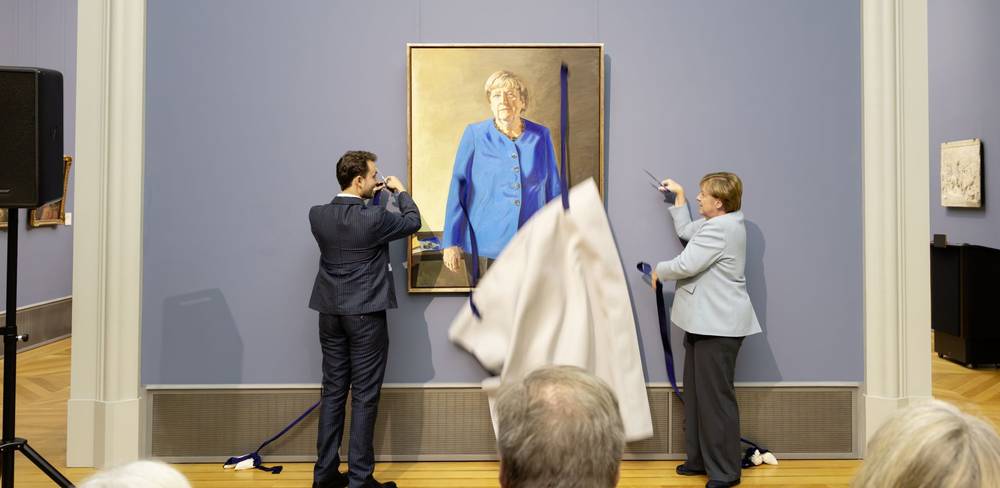 Enthüllung des Porträts durch Bundeskanzlerin Angela Merkel a.D. und den Künstler Jérémie Queyras