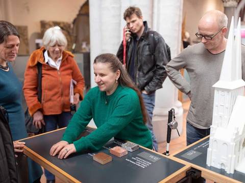 Die Führung macht das Gebäude und seine Geschichte mit verschiedenen Sinnen erfahrbar. – Momentaufnahme während einer Tastführung im Museum Nikolaikirche