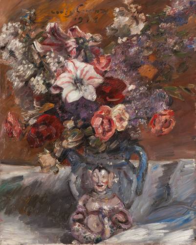 Lovis Corinth, Blumen mit chinesischer Pagode, 1916 – Gemälde eines üppigen Blumenstraußes in Rot-, Lila-, Weiß-, und Pastell-Orange-Tönen in einer verzierten Vase.