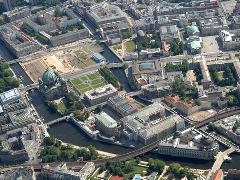 Blick auf die Museumsinsel und die Baustelle auf dem Schlossplatz aus der Vogelperspektive – Luftaufnahme der Stadt mit dem Berliner Dom, Flüssen und modernen Gebäuden.