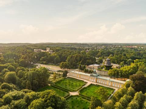 Blick auf die Neuen Kammern und die Historische Mühle im Park Sanssouci – Blick auf die Neuen Kammern und die Historische Mühle im Park Sanssouci