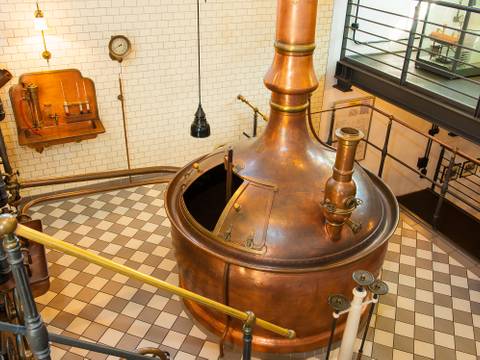 Mittelpunkt der Brauerei ist das Sudhaus mit Braupfanne und Läuterbottich. – Im Zentrum der historischen Brauerei steht ein großer Bottich aus Kupfer, aus dem ein großes Rohr nach oben ragt.