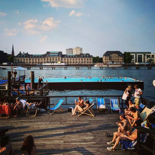 Badeschiff und Spree – Die Spree in Berlin, im Vordergrund das Badeschiff