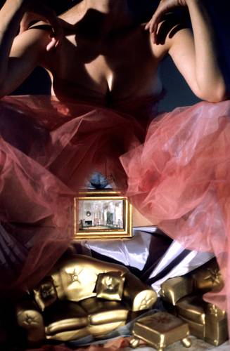 Laurie Simmons, Room Underneath (Gold), 1998, Pigmentdruck.
