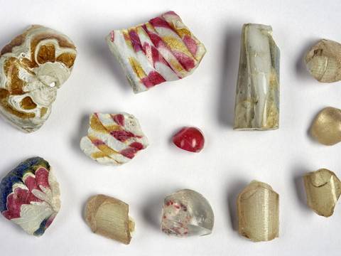 Johann Kunckel, Fragmente aus der Glasperlenproduktion, 1685–1688, farbiges Glas, Pfaueninsel, Kunckelkabinett in der Meierei, Dauerleihgabe des Museums für Vor- und Frühgeschichte – Johann Kunckel, Fragmente aus der Glasperlenproduktion, 1685–1688, farbiges Glas