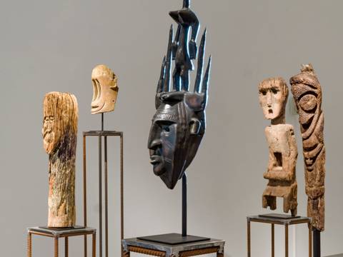 Kader Attia, The Object’s Interlacing, 2020 – Foto: Blick auf fünf Stehlen aus geriffeltem Stahl, auf denen je eine skulpturartige Darstellung eines Gesichts aus je verschiedenen Materialien angebracht ist.