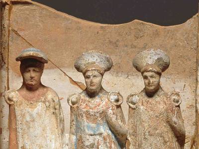 Miniatur-Schrein mit Figuren des Gottes Hermes und zwei Frauen