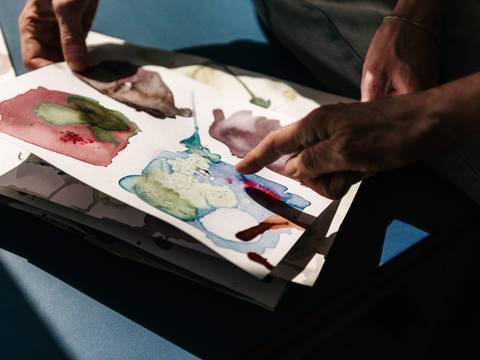  – Foto: Nahaufnahme von Aquarellzeichnungen.