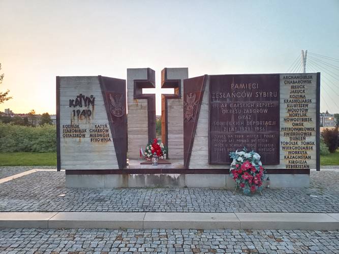 Denkmal für die nach Sibirien Verbannten und die Opfer des Massakers von Katyn