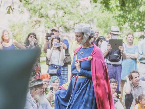 Eine Adlige schreitet durch die Menge. – Eine Adlige schreitet im Museumsdorf Düppel durch eine Menschenmenge.